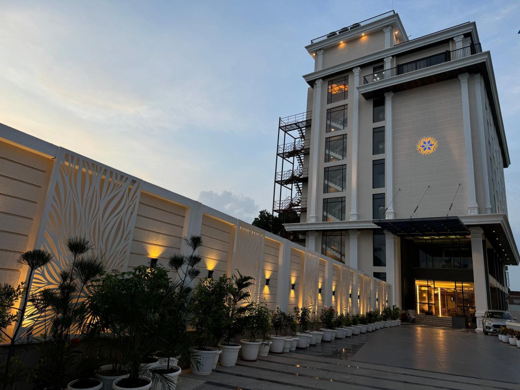 The Mudra Hotel Varanasi Bagian luar foto