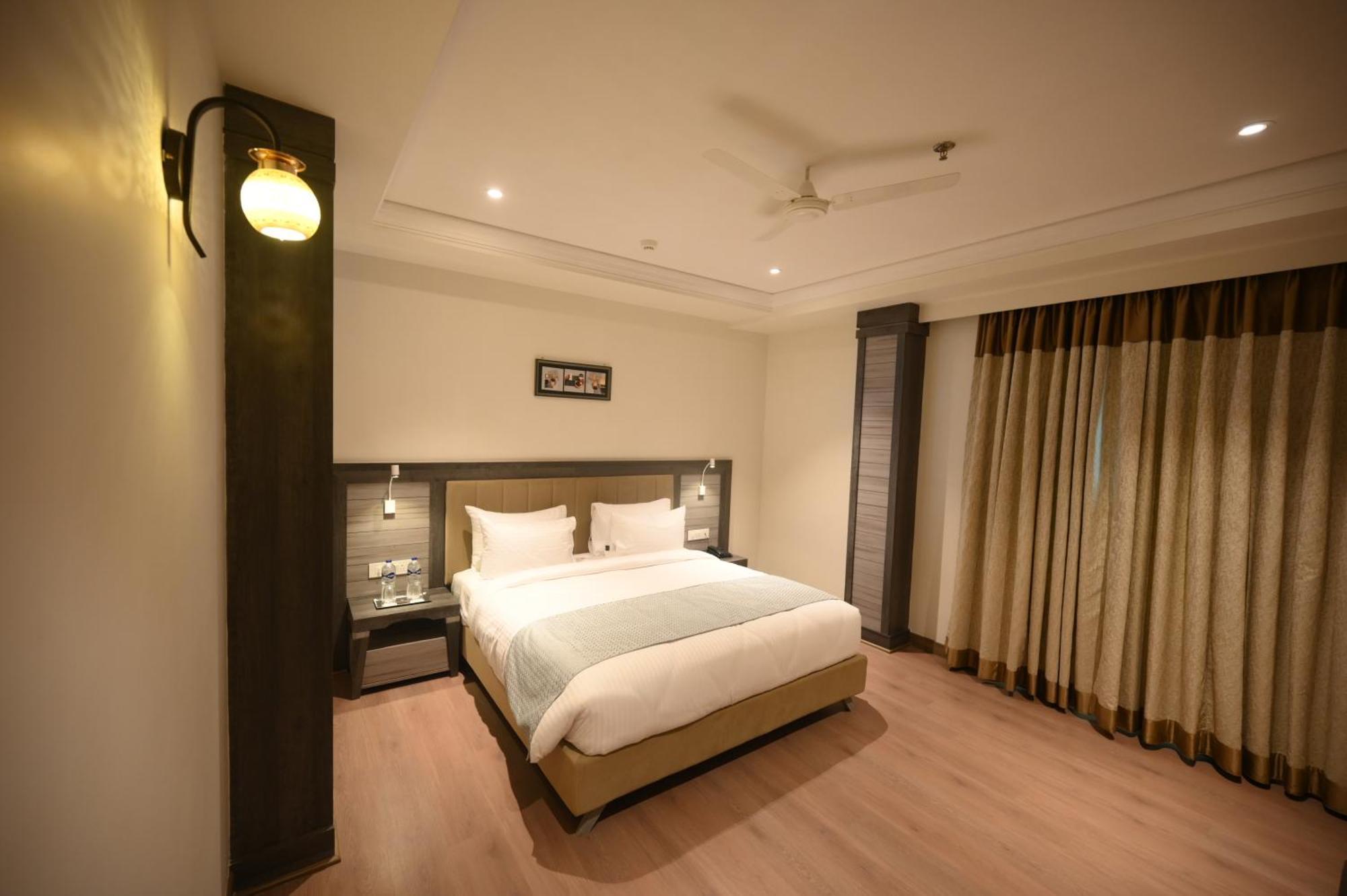 The Mudra Hotel Varanasi Bagian luar foto