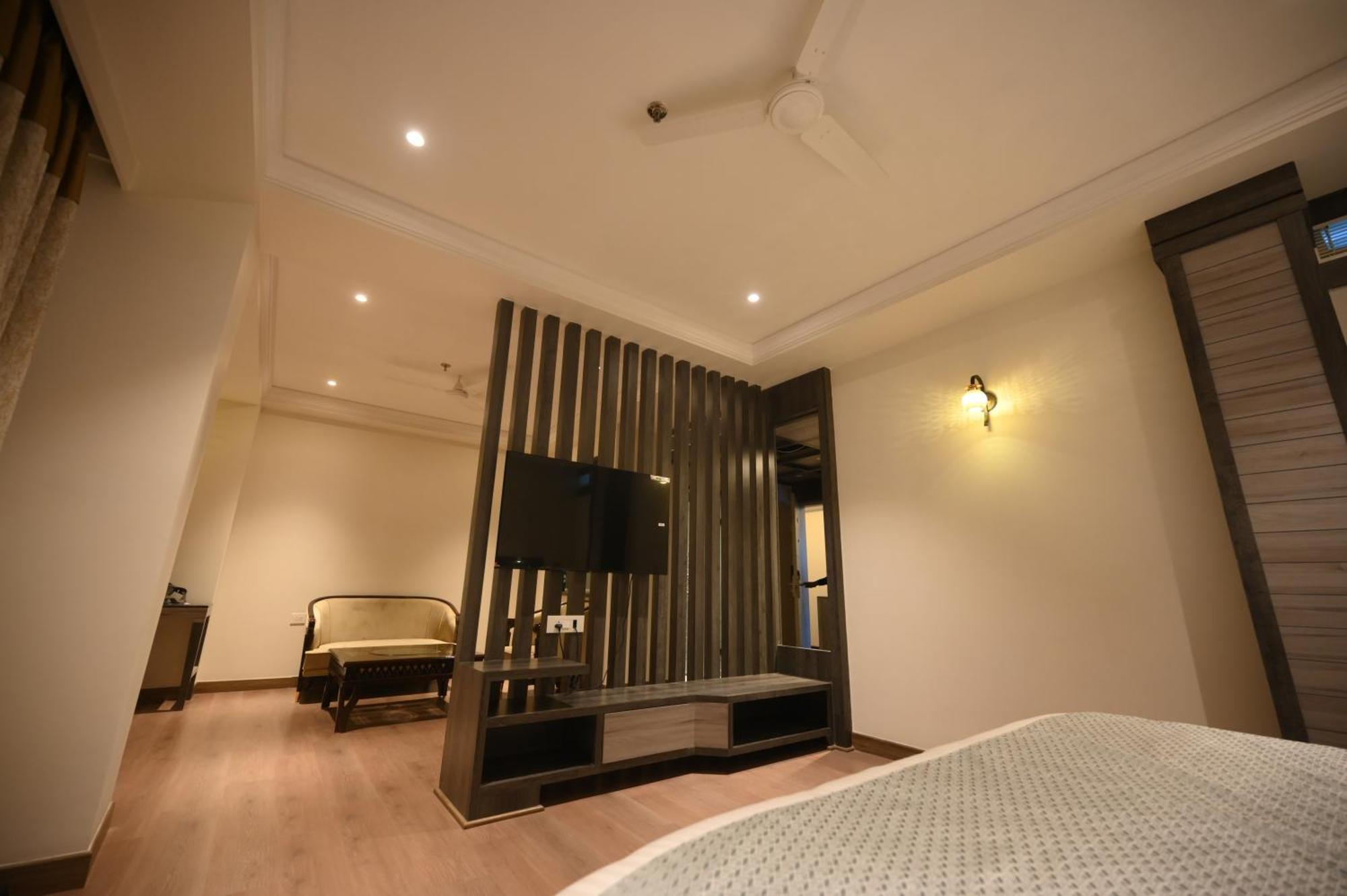 The Mudra Hotel Varanasi Bagian luar foto