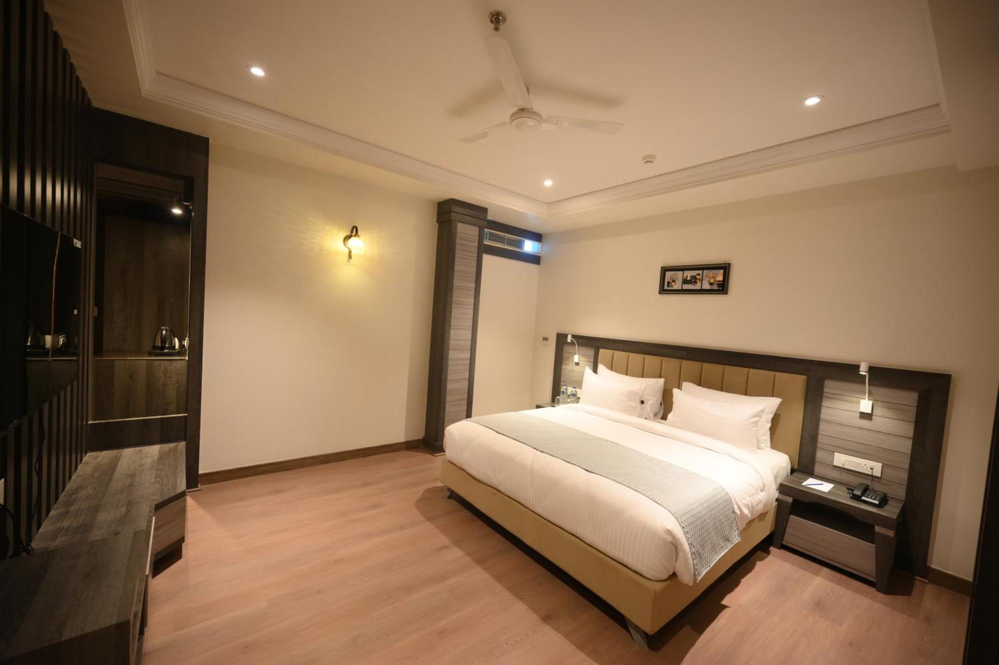 The Mudra Hotel Varanasi Bagian luar foto
