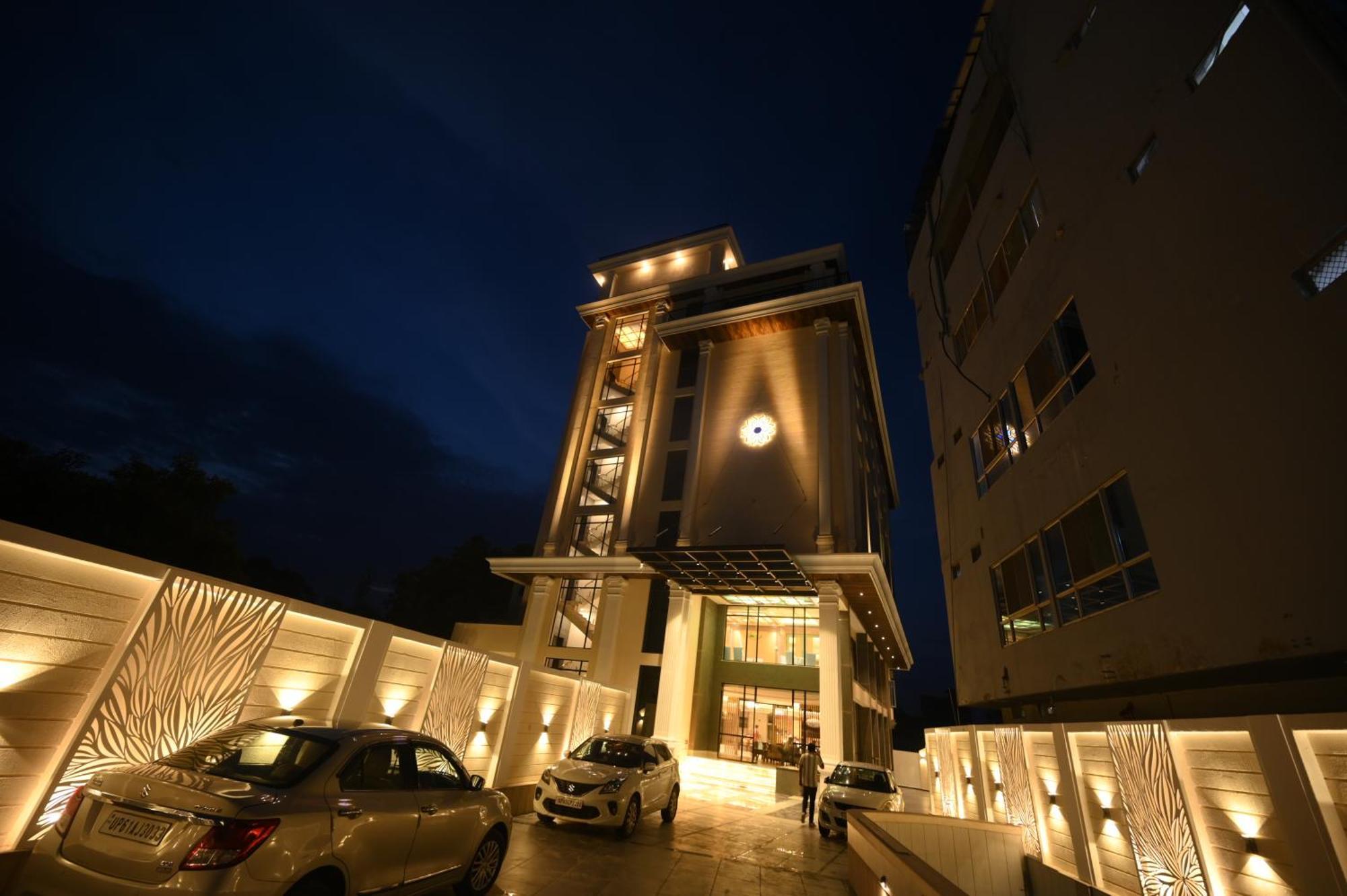 The Mudra Hotel Varanasi Bagian luar foto
