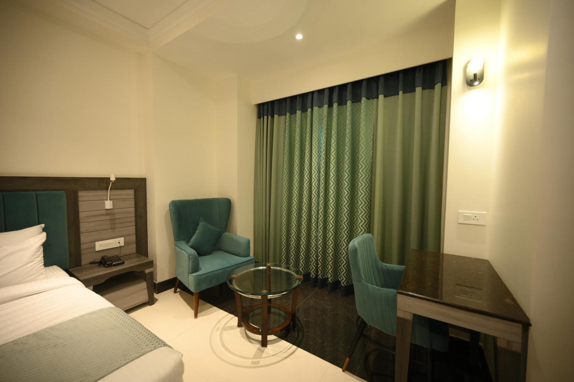 The Mudra Hotel Varanasi Bagian luar foto
